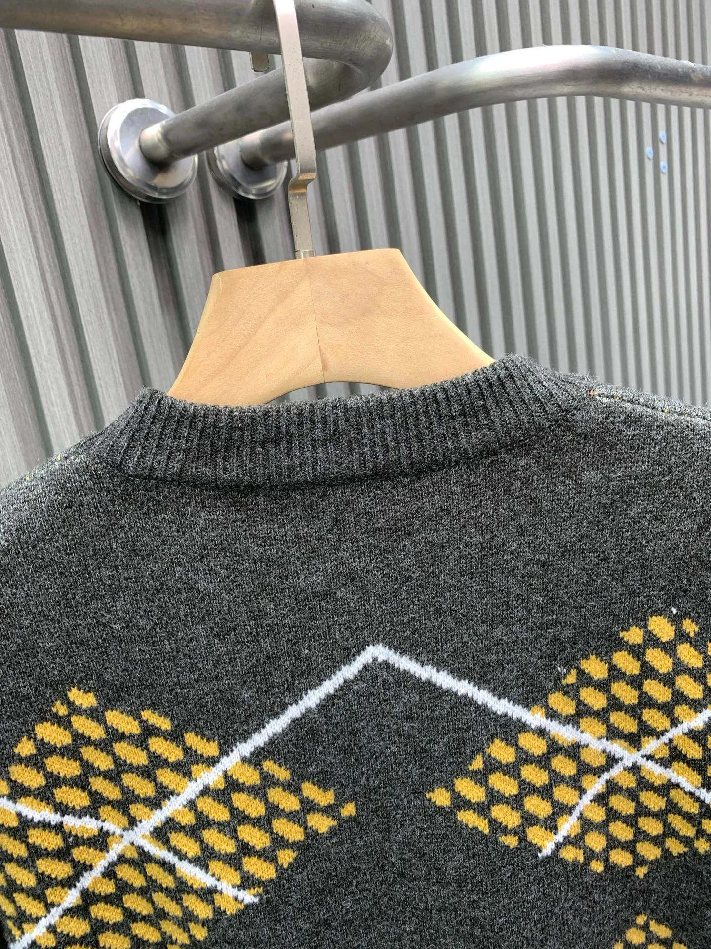 🅿️400 🀄️ Louis Vuitton 💥𝗟𝗩 | 𝟮5𝘀𝘀New ing This graphic jumper stands out with the collection’s Damier Argyle pattern Made from heavy yellow-gray knitted jacquard Fabric with a chic texture This heritage-inspired design reinterprets the iconic House Damier in a retro plaid pattern Marque on the chest 1.V*itton De💰*sée pattern This vibrant piece adds a bold accent to everyday looks Regular fit All-over Damier Argyle Jacquard Marque 1.Vu*tt*n De💰osée Center front Ribbed collar Cuffs and hem Unisex